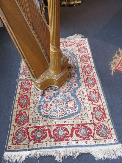 Tapis laine et soie rouge et bleue à décor...