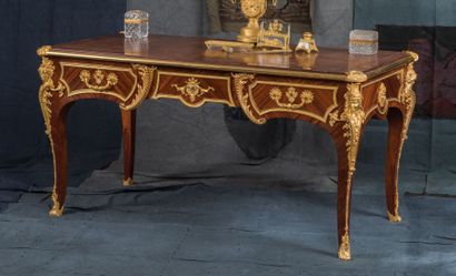 Bureau plat en placage de satiné et bois...