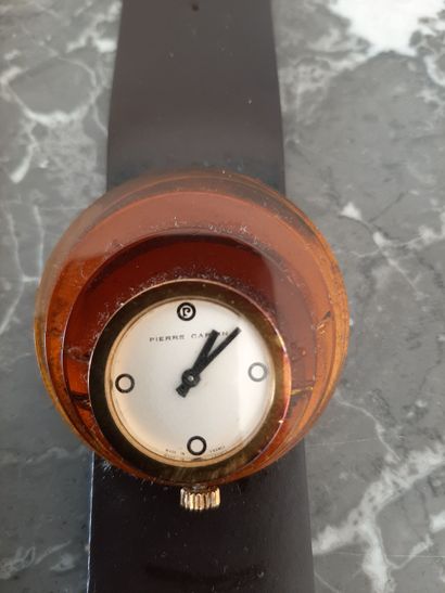 Pierre CARDIN 

Montre à boîtier chromé et...