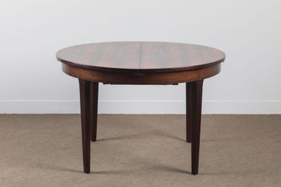Travail scandinave. 

Table ronde en palissandre...