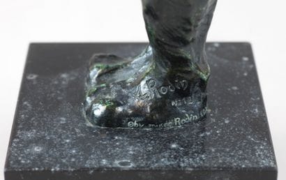Auguste RODIN 

Nu féminin debout, bras croisés....