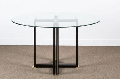 Pierre VANDEL 

Table avec un plateau verre...