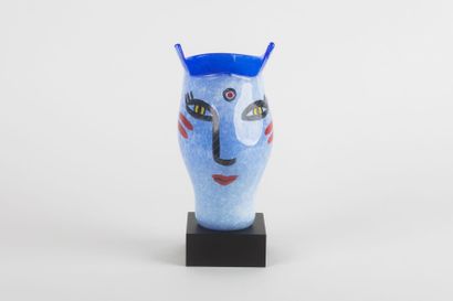 Ulrica HYDMAN-VALLIEN 

Open Minds. 

Vase...