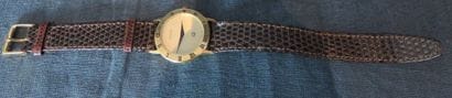 GUCCI 

Montre femme. Cadran signé. Bracelet...