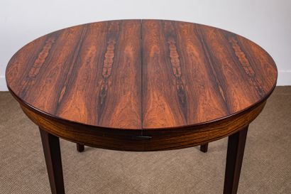 Travail scandinave. 

Table ronde en palissandre...