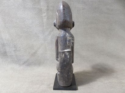 Maternité assise sur un trône à haut dossier,...