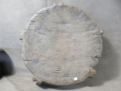 3 Tabourets présentant un plateau rond légèrement...