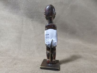 Petite statuette représentée debout, les...