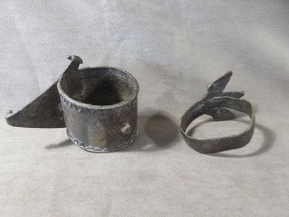 Deux bracelets, l’un représentant une tête...