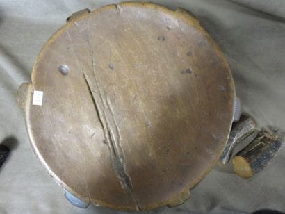 2 Tabourets présentant un plateau rond légèrement...