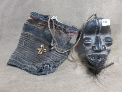 Masque passeport. Le visage est ovale, les...