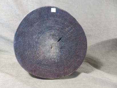 3 Tabourets kwanga présentant un plateau...
