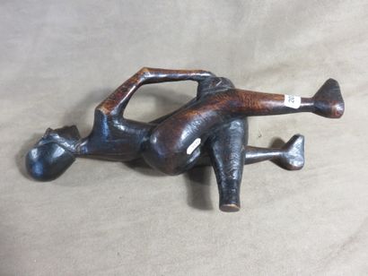 Personnage jouant d’un tambour qu’il tient...