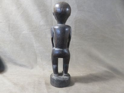 Statuette représentée debout les mains posées...