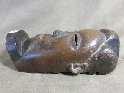 Masque de danse cihongo. Le visage est ovale...