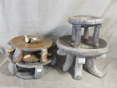 2 Tabourets présentant un plateau rond légèrement...