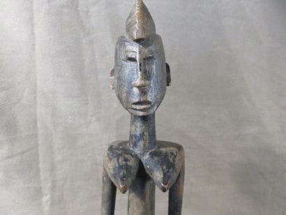 Statuette féminine représentée debout les...