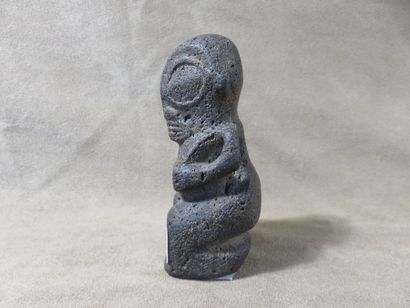 Tiki représenté debout les mains posées sur...