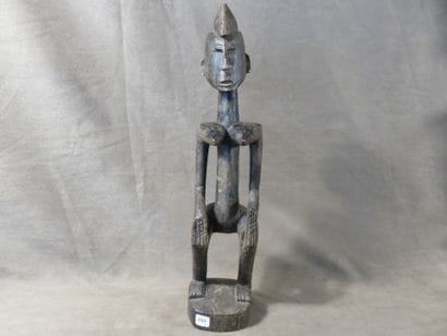 Statuette féminine représentée debout les...