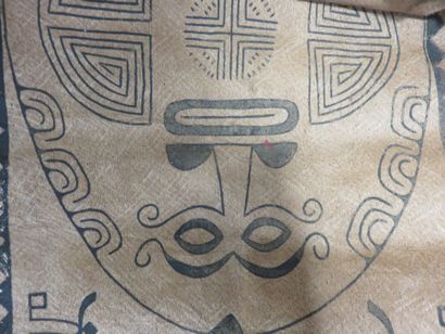 Quatre tapa décoré de motifs géométriques....