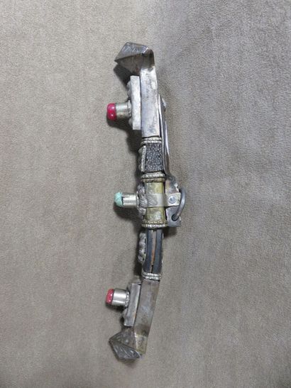 Couteau avec son fourreau. Métal argenté,...