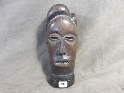 Masque de danse cihongo. Le visage est ovale...