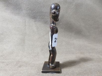 Petite statuette représentée debout, les...
