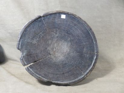 3 Tabourets kwanga présentant un plateau...