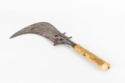 Trombash. Arme de prestige en forme de faucille...