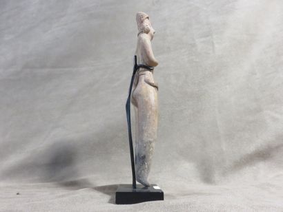 Statuette représentée debout les deux bras...