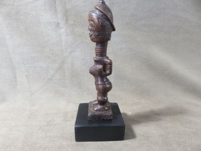 Bulenga. Statuette représentant un homme...