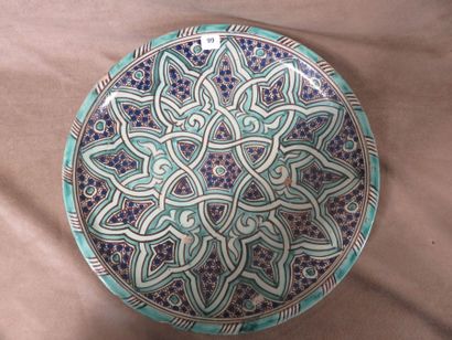 Tosbil. Plat à nourriture en faïence polychrome...