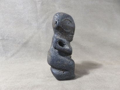 Tiki représenté debout les mains posées sur...