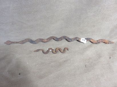 Deux représentations de serpents destinés...