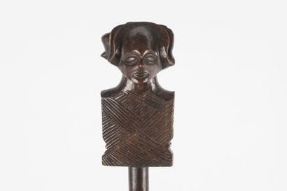 Sceptre surmonté d’une tête de chef. Le manche...