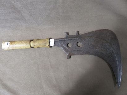 Trombash. Arme de prestige en forme de faucille...