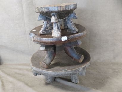 3 Tabourets kwanga présentant un plateau...