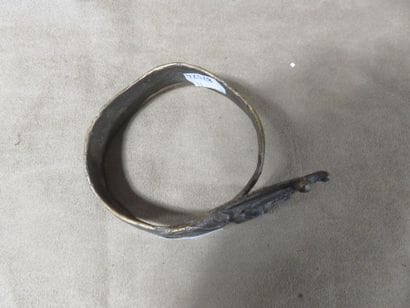 Deux bracelets, l’un représentant une tête...