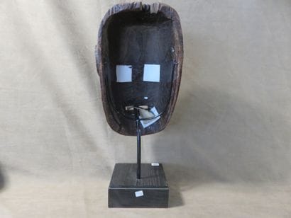 Masque de danse de forme ovale représentant...