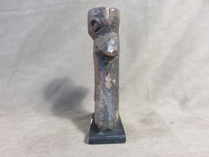 Petit fétiche représenté debout. Bois. Hauteur :...