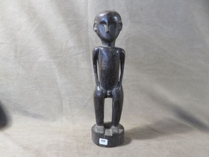 Statuette représentée debout les mains posées...