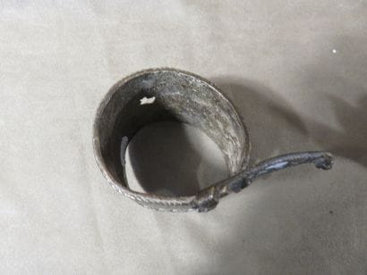 Deux bracelets, l’un représentant une tête...