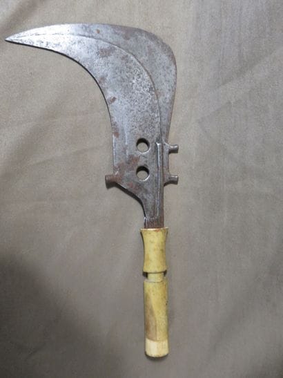 Trombash. Arme de prestige en forme de faucille...