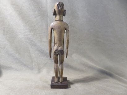 Statuette représentée debout, les jambes...