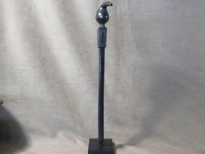 Sceptre de commandement. Le manche est cylindrique...