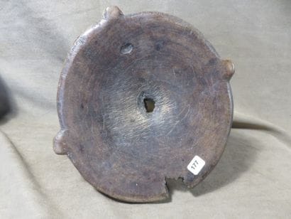 3 Tabourets kwanga présentant un plateau...