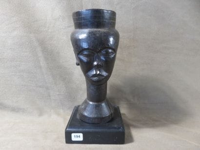 Coupe à vin de palme représentant une tête...