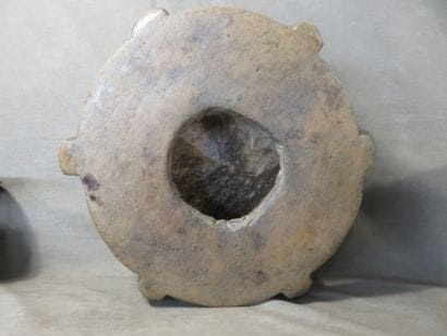 3 Tabourets présentant un plateau rond légèrement...