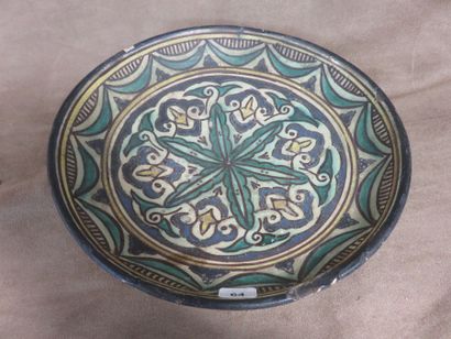Plat en faïence polychrome à décor au centre...