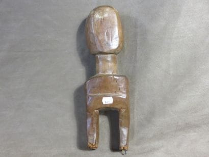 Statue féminine représentée debout, la tête...